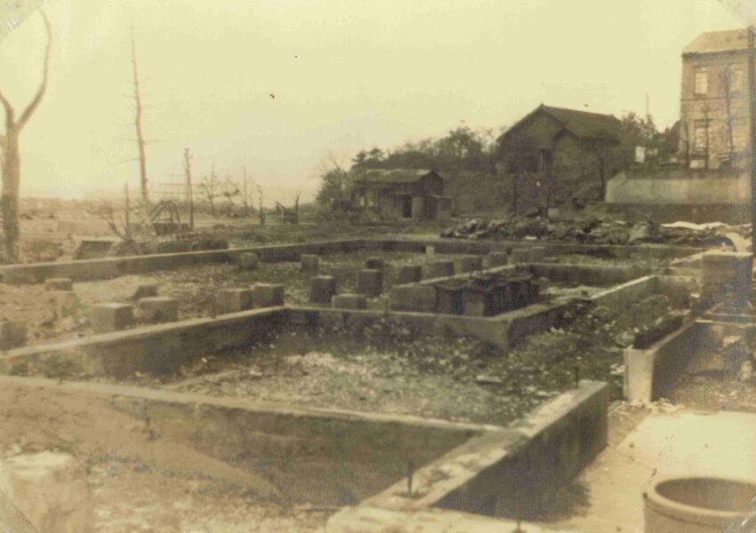 　　　　　　　　　　　　　　　　　空襲で全焼した校舎(1945年)