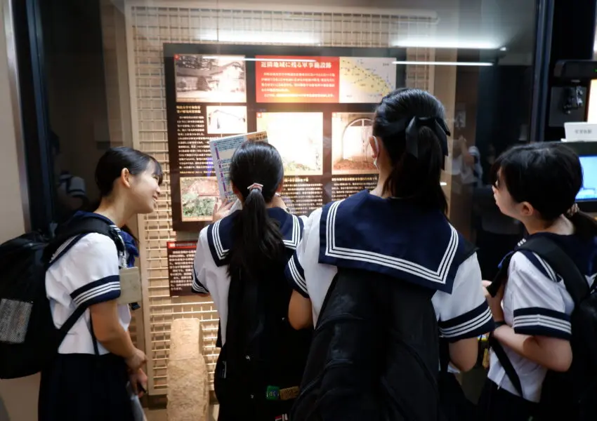 中1学年 川崎市平和館へ行き、「平和」と「非平和」について学