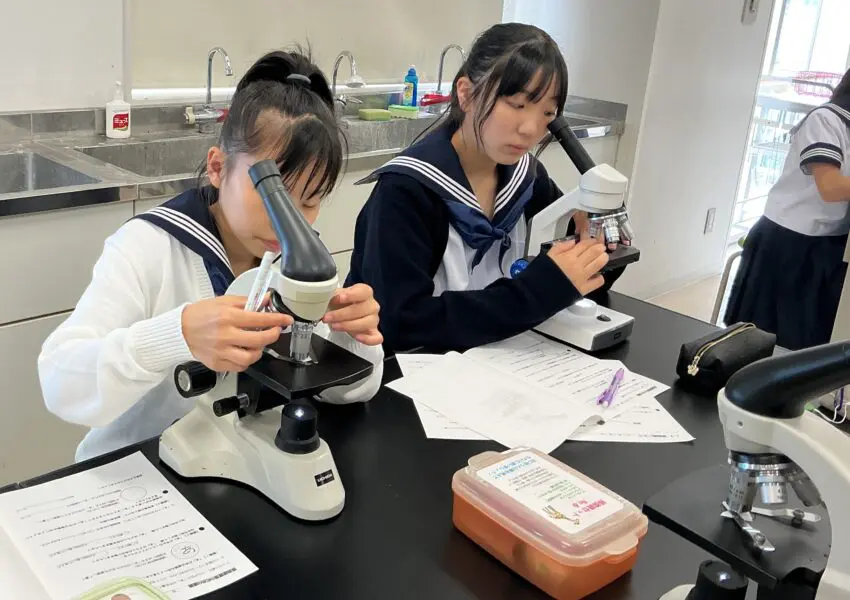 中1理科 顕微鏡の使い方を学習しました | 神奈川学園