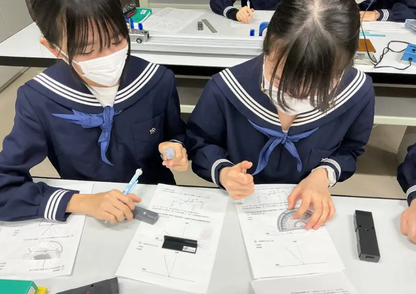 中1理科 光の反射の法則を確かめました | 神奈川学園